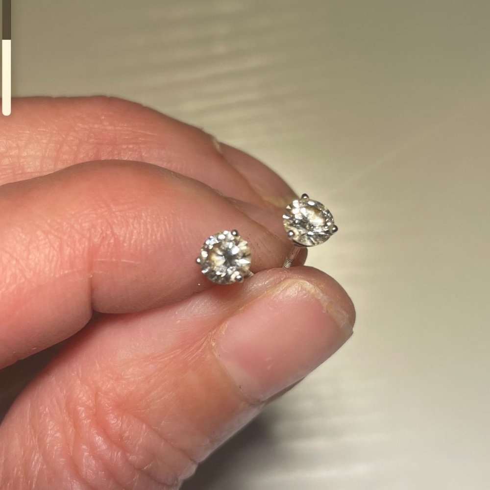 3/4 ct  colorless Diamond stud earrings